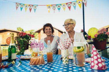 Bir grup son sınıf öğrencisi doğum gününü kutluyor. Yürekten genç