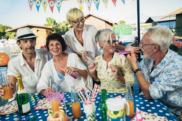 Seniorengruppe Feiert Geburtstag Junggebliebene — Stockfoto