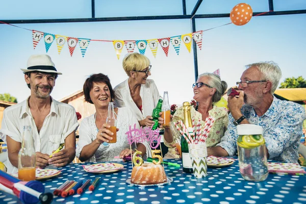 Grup Seniori Sărbătoresc Ziua Naștere Tineri Inimă — Fotografie, imagine de stoc