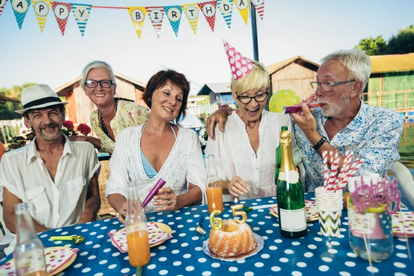 誕生日を祝う高齢者のグループ 心の若さ — ストック写真