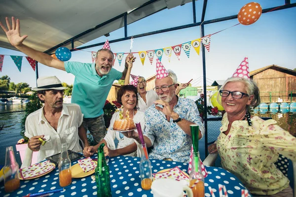 Pessoas Idosas Comemorando Aniversário Casa Campo Rio Divertindo — Fotografia de Stock