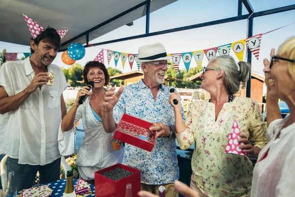 Idosos Comemorando Aniversário Casa Campo Rio Cantando Karaoke — Fotografia de Stock