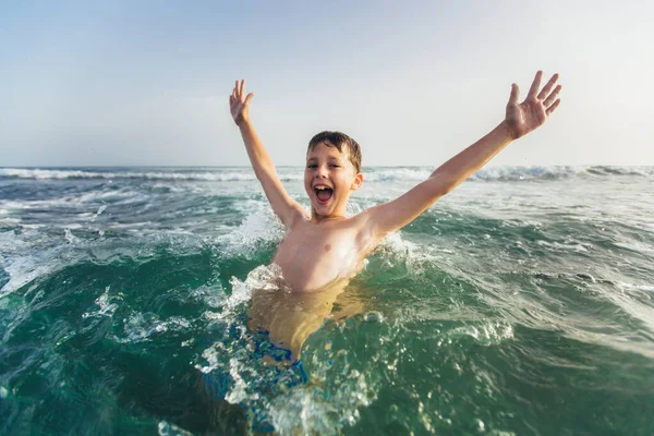 快乐的孩子在海里玩耍 孩子们在外面玩得很开心暑假和健康的生活方式的概念 有选择的重点 — 图库照片