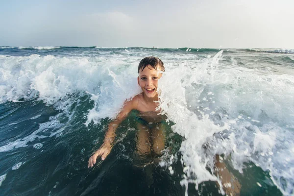 快乐的孩子在海里玩耍 孩子们在外面玩得很开心暑假和健康的生活方式的概念 有选择的重点 — 图库照片