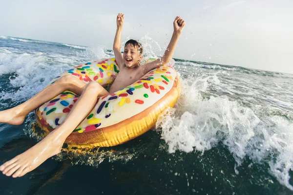 Vidám Gyerek Felfújható Körhintán Hullámtörő Hullámon Utazási Életmód Úszási Lehetőségek — Stock Fotó