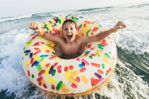 快乐的孩子骑着充气环在破浪前进 旅行生活方式 游泳活动 有选择的重点 — 图库照片