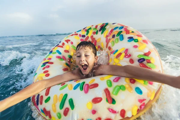 Fröhliches Kind Auf Aufblasbarem Ring Auf Brechender Welle Lebensstil Schwimmen — Stockfoto