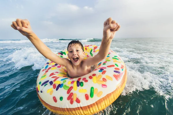 Alegre Niño Paseo Inflable Del Anillo Ola Que Rompe Estilo —  Fotos de Stock