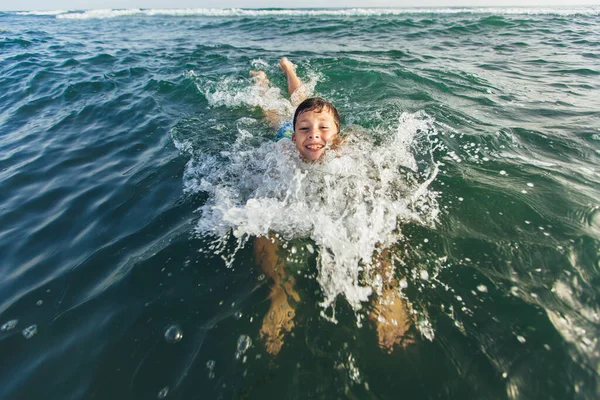 Criança Nadar Mar Divertir Foco Seletivo — Fotografia de Stock