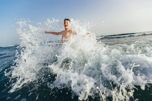 Criança Feliz Brincando Mar Miúdo Divertir Livre Verão Férias Conceito — Fotografia de Stock