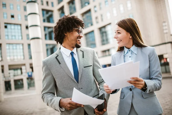 Zakenmensen Buiten Knappe Afrikaanse Zakenman Zijn Mooie Vrouwelijke Collega Die — Stockfoto