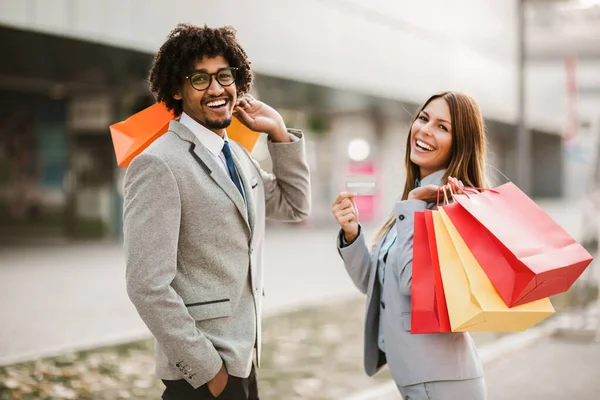 買い物中のカップル ショッピングを楽しむショッピングバッグと幸せなカップル — ストック写真