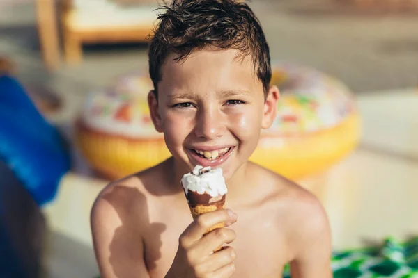 Mladý Chlapec Pláži Jíst Zmrzlinu Letní Den — Stock fotografie