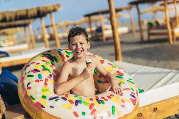 Kleiner Junge Strand Isst Einem Sommertag Eis — Stockfoto