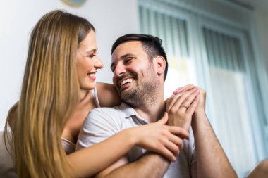 Evde güzel vakit geçiriyorum. Genç ve güzel bir çift birbirlerine bağlanıyor ve gülümsüyor..