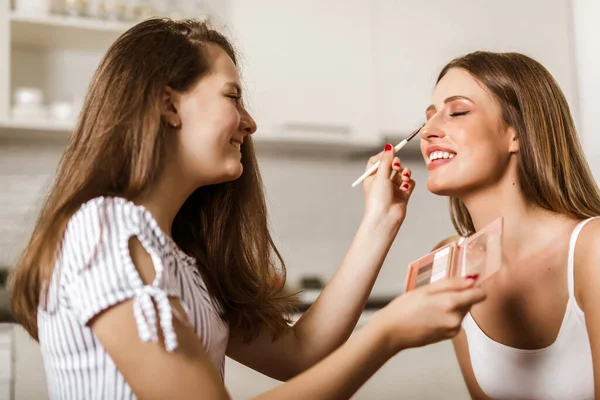 Make Freundschaft Und Freizeitkonzept Zwei Lächelnde Teenager Schminken Sich Hause — Stockfoto