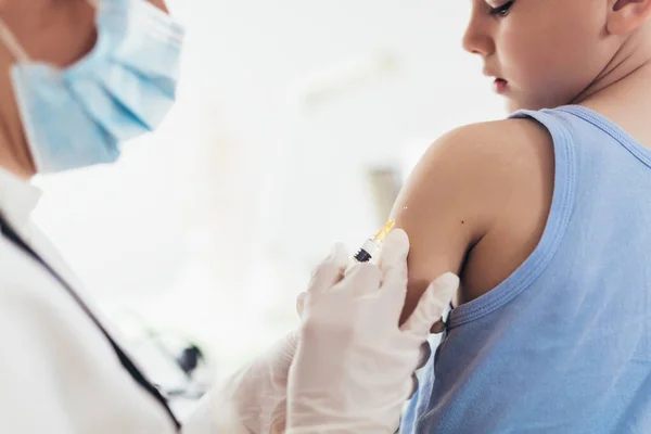 Вакцинация Коронавирусом Вакцина Ковид Доктор Вакцинирует Ребенка Мальчик Получает Прививку — стоковое фото