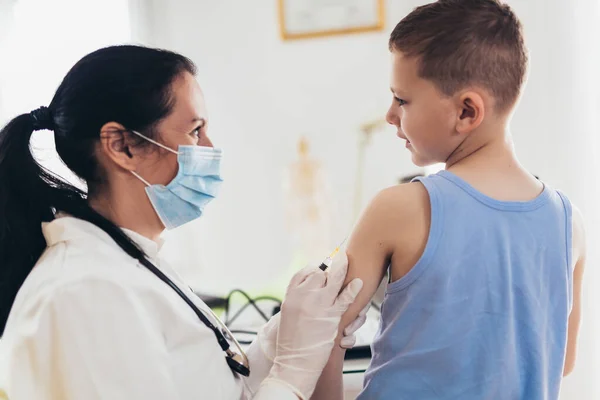 Vaccinazione Coronavirus Vaccino Covid Dottore Che Vaccina Bambino Ragazzino Ottenere — Foto Stock