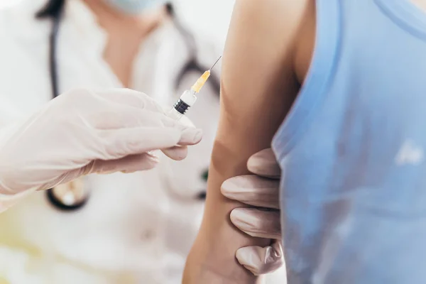 Εμβολιασμός Τον Του Κερατοειδούς Εμβόλιο Covid Γιατρός Εμβολιάζει Παιδί Ένα — Φωτογραφία Αρχείου