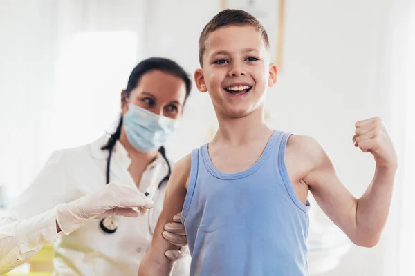 Vacunación Contra Coronavirus Vacuna Covid Doctor Vacunando Niño Niño Pequeño — Foto de Stock