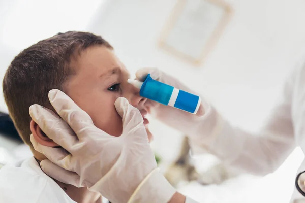 Fechar Médico Derramando Colírio Olho Seu Pequeno Paciente — Fotografia de Stock