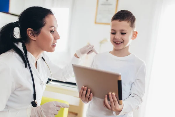 Mujer Médico Examinando Feliz Niño Sonriendo — Foto de Stock