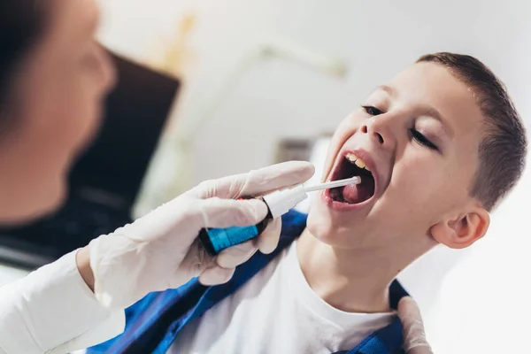 Médico Revisando Garganta Del Niño Oficina — Foto de Stock