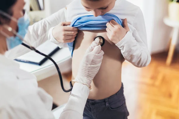 Arzt Hört Jungen Mit Stethoskop Seinem Büro Krankenhaus — Stockfoto
