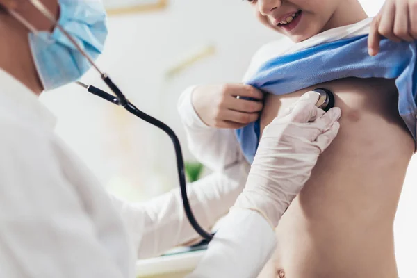 Doktor Poslouchá Chlapcovu Hruď Stetoskopem Své Kanceláři Nemocnici — Stock fotografie