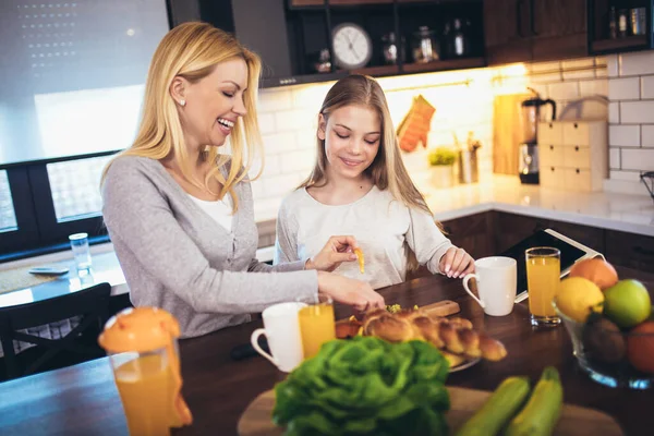 Felice Madre Figlia Fare Colazione Casa Cucina Trascorrere Del Tempo — Foto Stock