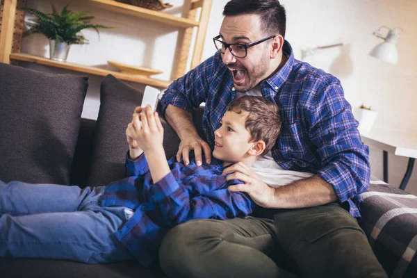 Otec Syn Používají Smartphony Hrát Videohry Usmívat Zatímco Tráví Čas — Stock fotografie