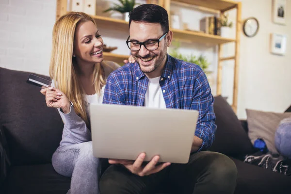 Szczęśliwa Para Komunikuje Się Podczas Korzystania Karty Kredytowej Laptopa Zakupów — Zdjęcie stockowe