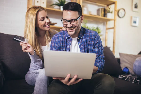 Gelukkig Paar Communiceren Tijdens Het Gebruik Van Credit Card Laptop — Stockfoto