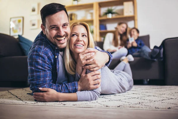 Glückliche Familie Mit Kindern Die Zuhause Spielen — Stockfoto