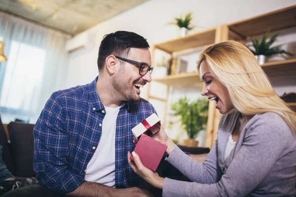 Mujer Joven Recibiendo Una Caja Regalo Sorpresa Novio Casa — Foto de Stock