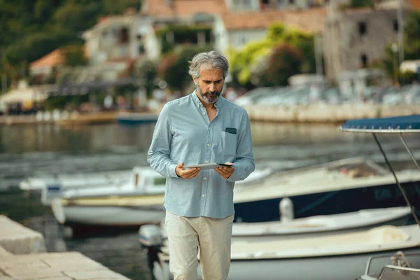 Porträt Eines Gut Aussehenden Rentners Mit Tablet Computer Meer — Stockfoto