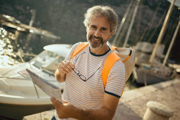 Usmívající Turista Dospělý Muž Stojící Mapou Batohem Moře — Stock fotografie