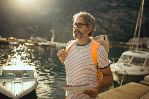 Sorridente Turista Maturo Uomo Piedi Con Mappa Zaino Vicino Mare — Foto Stock