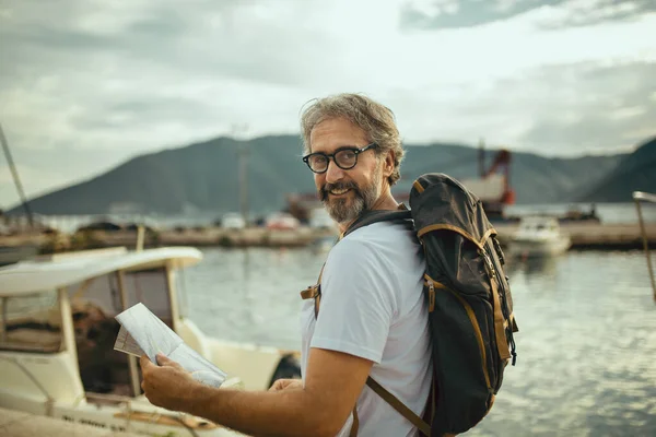 Lachende Toerist Volwassen Man Staan Met Kaart Rugzak Buurt Van — Stockfoto