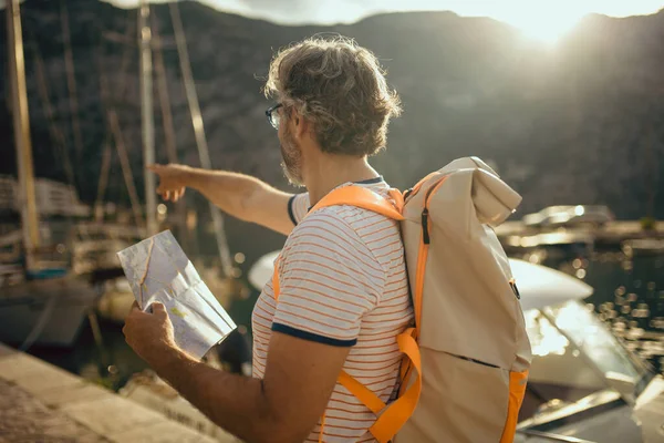 Gülümseyen Turist Olgun Bir Adam Harita Sırt Çantasıyla Denizin Kenarında — Stok fotoğraf