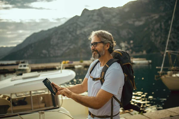 Lachende Toerist Volwassen Man Staan Met Digitale Tablet Rugzak Buurt — Stockfoto