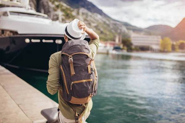 Mladý Muž Procházky Kolem Přístavu Turistického Moře Resort Čluny Pozadí — Stock fotografie