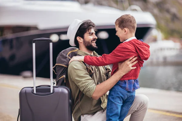 幸せな父抱擁小さな息子到着後に長い旅 — ストック写真