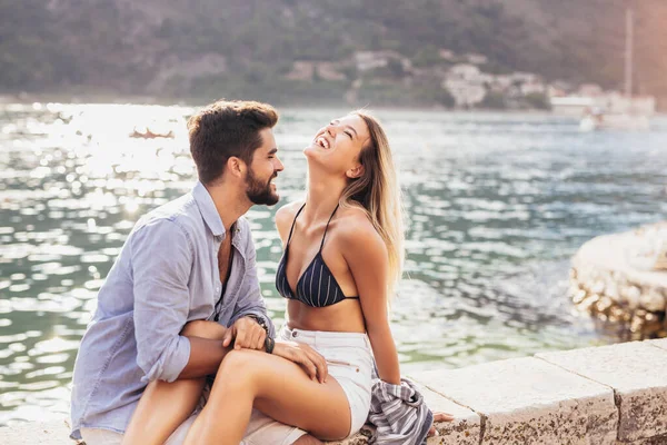 Gelukkige Jonge Paar Lachen Knuffelen Het Strand — Stockfoto