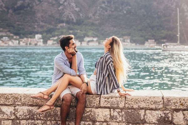 Gelukkige Jonge Paar Lachen Knuffelen Het Strand — Stockfoto