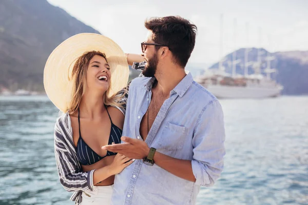 Gelukkige Jonge Paar Lachen Knuffelen Het Strand — Stockfoto