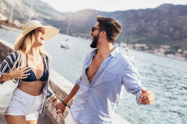 Happy Casual Couple Holding Hands Walking Sea — Stockfoto