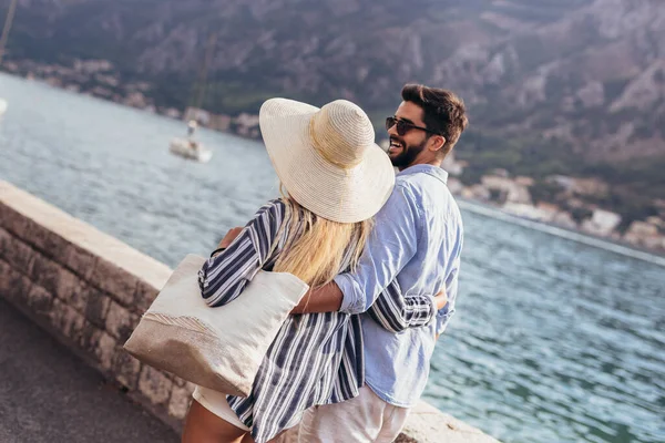 Feliz Casal Casual Mãos Dadas Caminhando Perto Mar — Fotografia de Stock