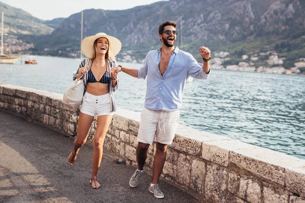 Happy Casual Couple Holding Hands Walking Sea — Zdjęcie stockowe