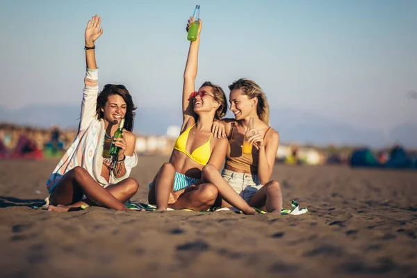 Skupina Mladých Žen Přátelé Pití Společně Pláži — Stock fotografie